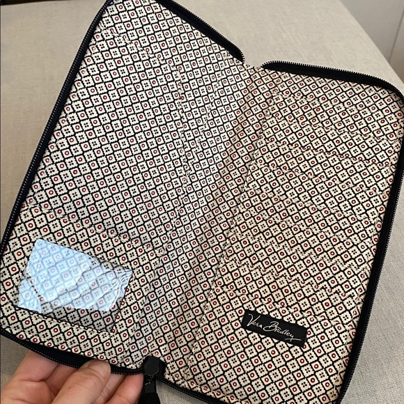 NEW NWOT Vera Bradley Large Zip Travel Organizer Wallet - Classic Black - Picture 4 of 4